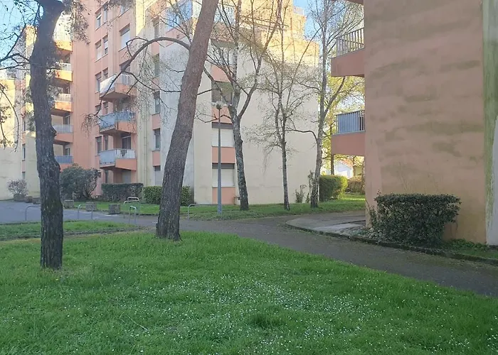 Bel Appartement De 2 Chambres Avec Balcon Et Garage A Proximite Du Centre De Pau