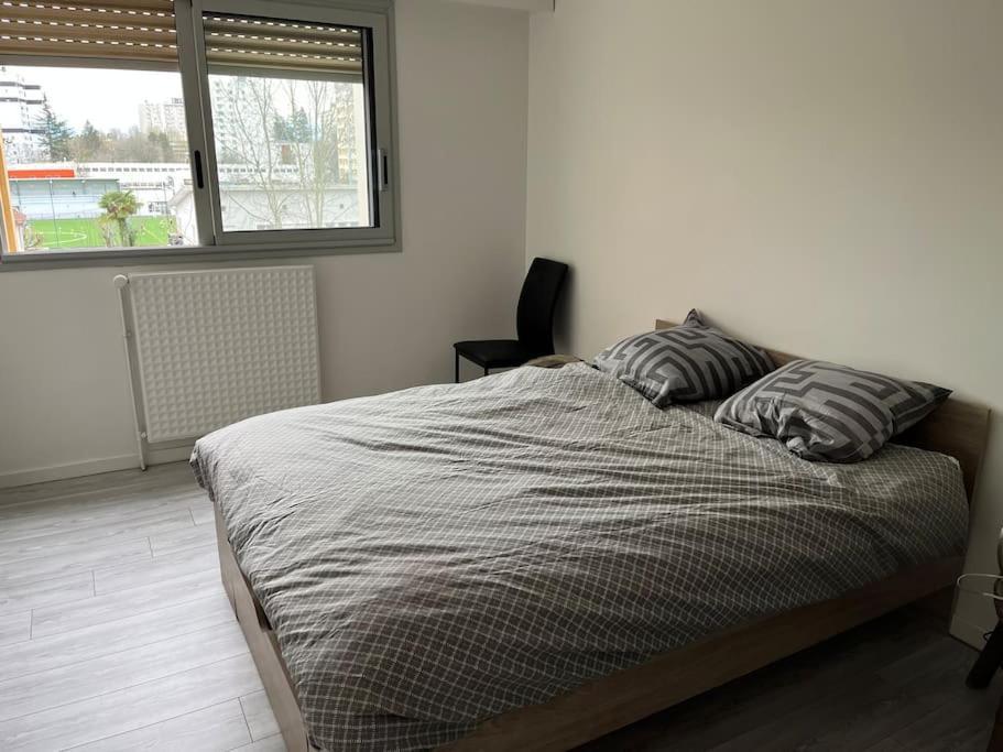 Appartement Bel De 2 Avec Balcon Et Garage A Proximite Du Centre De *